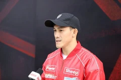 越南泰拳运动员阮陈维一接受记者采访。图自《劳动报》