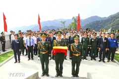 奠边省人民委员会在芒㖇县辛透乡举行阿帕寨旗台升旗仪式。图自越通社