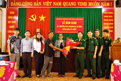 4月2日举行的遇险船员移交仪式。图自越通社