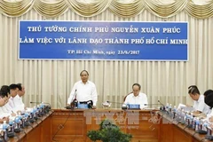 阮春福来到胡志明市调研。（图片来源：越通社）