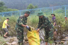 越中边民携手开展边境河道环境卫生整治活动（组图）