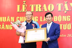 越南国家男子足球队主教练朴恒绪荣获二级劳动勋章