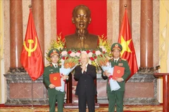 阮富仲总书记向晋升上将军衔的同志颁发命令状
