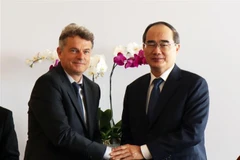 胡志明市市委书记阮善仁会见法国共产党全民书记法比安·鲁塞尔