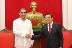 越共中央内政部部长潘廷镯会见巴拿马民族独立联盟代表团