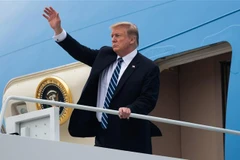 美国总统特朗普离开越南启程回国