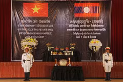越老举行纪念仪式暨移交仪式 将志愿军和专家烈士遗骸运送回国