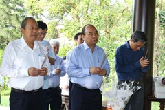 阮春福给已故党和国家领导同志上香