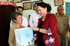 阮氏金银出席永隆省“祖国记功”证书授证仪式