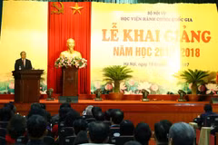 阮春福在越南国家行政学院2017-2018学年开学典礼上致辞。