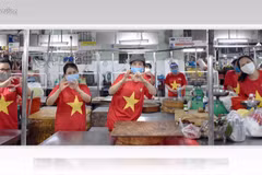 在疫情背景下岘港小商贩给自己喜爱的城市加油