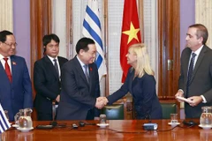 越南国会首次与乌拉圭参众两院签署合作协会