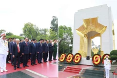 南方解放国家统一48周年：越南党和国家领导人拜谒胡志明主席陵