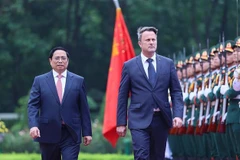 越南政府总理范明政举行仪式 欢迎卢森堡大公国首相格扎维埃·贝泰尔访越