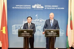 越南国会主席王廷惠和保加利亚议会议长罗森•热利亚兹科夫会见记者