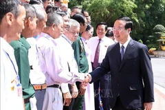 越南国家主席武文赏会见永隆省有功者代表团