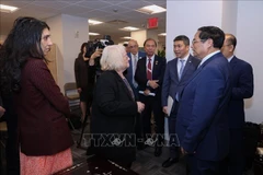 越南政府总理范明政与美国朋友进行亲切会面