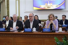 越南胡志明市领导与越南美国商会领导举行座谈会