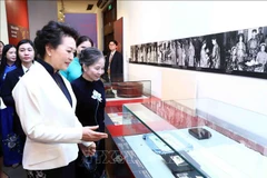 越共中央总书记阮富仲夫人和中共中央总书记、国家主席习近平夫人参观越南妇女博物馆