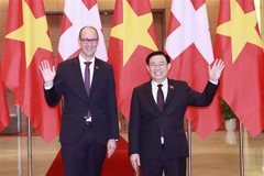 越南国会主席王廷惠与瑞士联邦议会国民院议长马丁·堪迪纳斯举行会谈