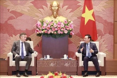 越南国会主席王廷惠会见欧洲议会外交事务委员会主席大卫·麦卡利斯特