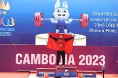 第32届东运会：越南举重运动员阮国全打破3项运动会记录夺金