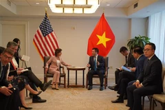 越南工贸部长阮鸿延会见美国商务部长雷蒙多