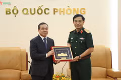 潘文江大将会见老挝驻越南大使