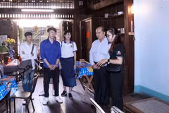 老挝和柬埔寨留学生参观越南红地址 了解越南革命历史