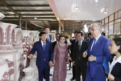 越南国家主席武文赏与哈萨克斯坦总统托卡耶夫参观朱豆陶瓷村