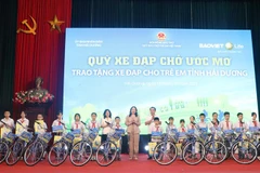2023年儿童行动月：国家副主席武氏映春向海阳省贫困优秀学生赠送奖学金和礼物