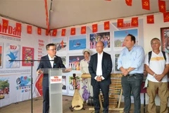 越南《人民报》在法国共产党《人道报》节上留下深刻印象