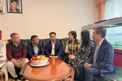 越南荣军烈士日76周年：看望慰问旅居德国烈士家属