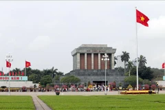 越南国家统一48周年：三天假期数万人次进陵瞻仰胡志明主席遗容
