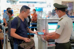 众多旅客使用 VneID 帐户办理登机手续