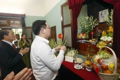 九·二国庆节：越南国会主席王廷惠前往主席府向胡志明主席进香