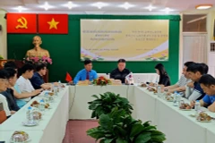 胡志明市工会与韩国釜山市工会举行经验交流活动