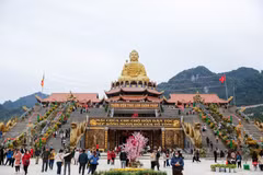 宣光省宗教文化旅游迎来迎新祈福大客流