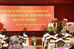 国家主席阮春福与曾在北方就读的南方学生代会面