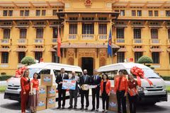 越南红十字会接收阿曼苏丹国援助的医疗设备和物资