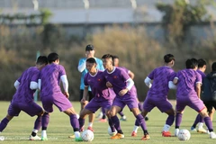 越南驻老挝大使馆领导探望备战AFF Cup 2022的越南国家足球队