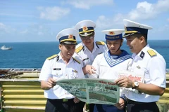 向坚守DK1海上高脚屋的指战员送上春节温暖