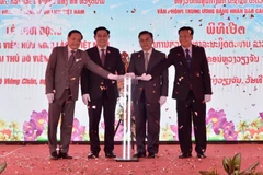 越南国会主席和老挝国会主席共同出席老挝-越南友谊公园动工兴建仪式