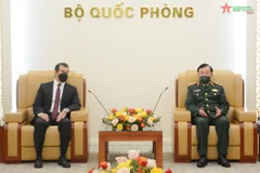 越南国防部副部长黄春战上将会见阿塞拜疆驻越大使