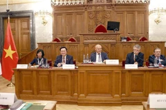 越南国会主席王廷惠与匈牙利议会议长拉斯洛主持召开第四次立法座谈会