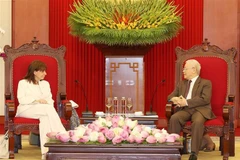 越共中央总书记阮富仲接见希腊总统卡特里娜·萨克拉罗普卢