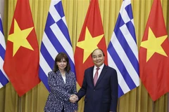 越南国家主席阮春福与希腊总统卡特里娜·萨克拉罗普卢举行会谈