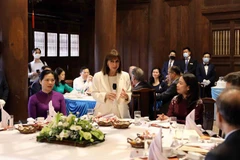 越南国家副主席武氏映春设茶会 招待希腊总统卡特里娜·萨克拉罗普卢。图自越通社