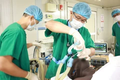 2·27越南医师节：越南蓝色贝雷帽医生成功为联合国工作人员进行手术