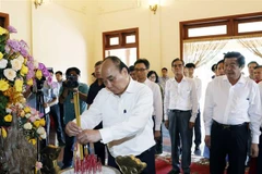 国家主席阮春福上香缅怀已故总理武文杰